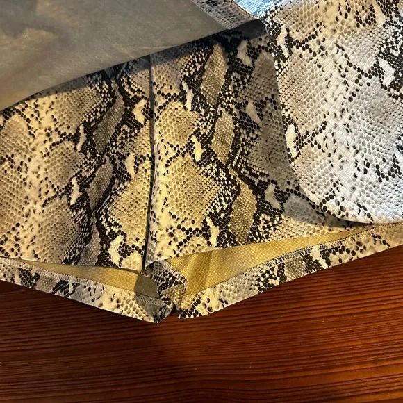 NWT Cloud 10 Snake Print Skort, Size S, Gray/Off White - Picture 4 of 9